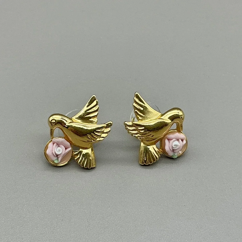 Avon Earrings Womens Gold Tone Hummingbird Pink Porcelain Rose Studs 0.75 In